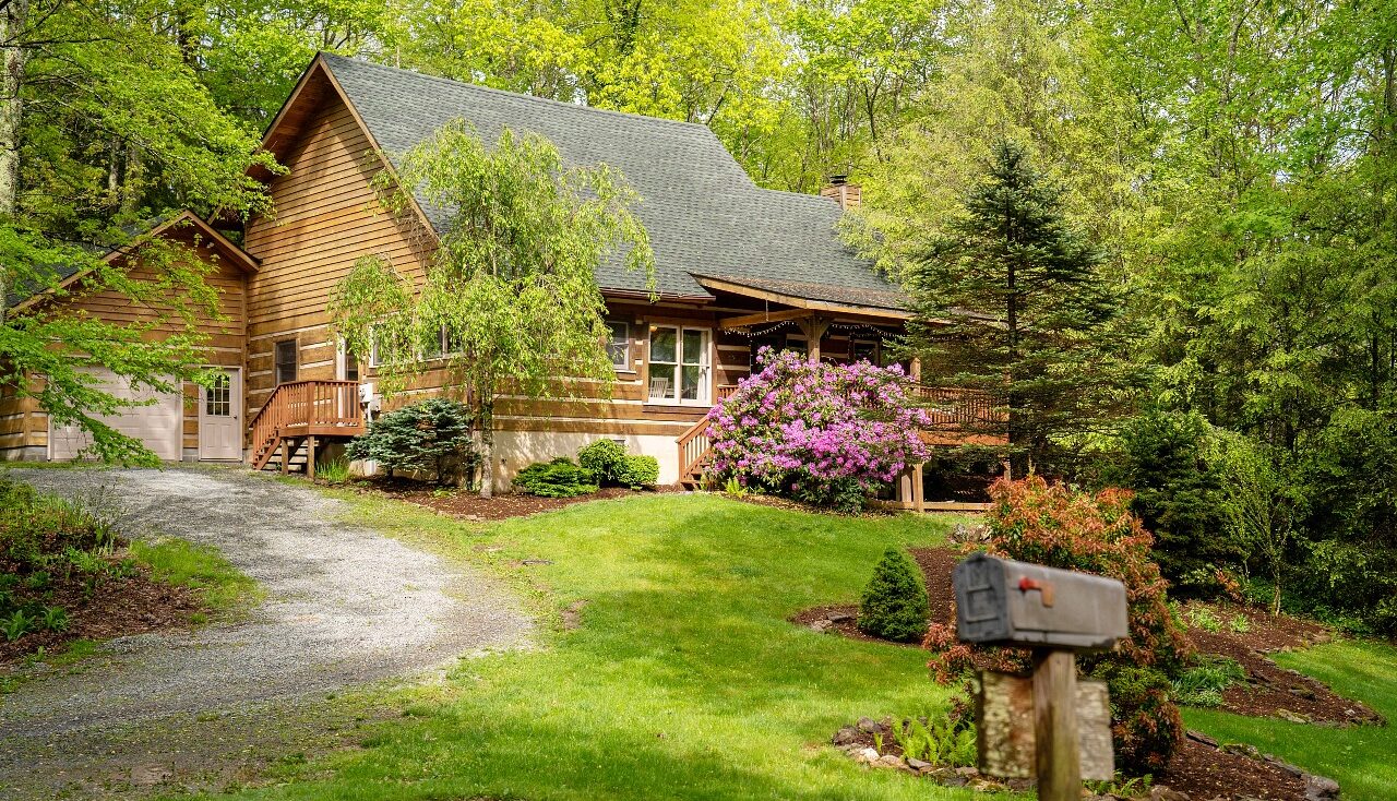 Laurelwood cabin exterior front